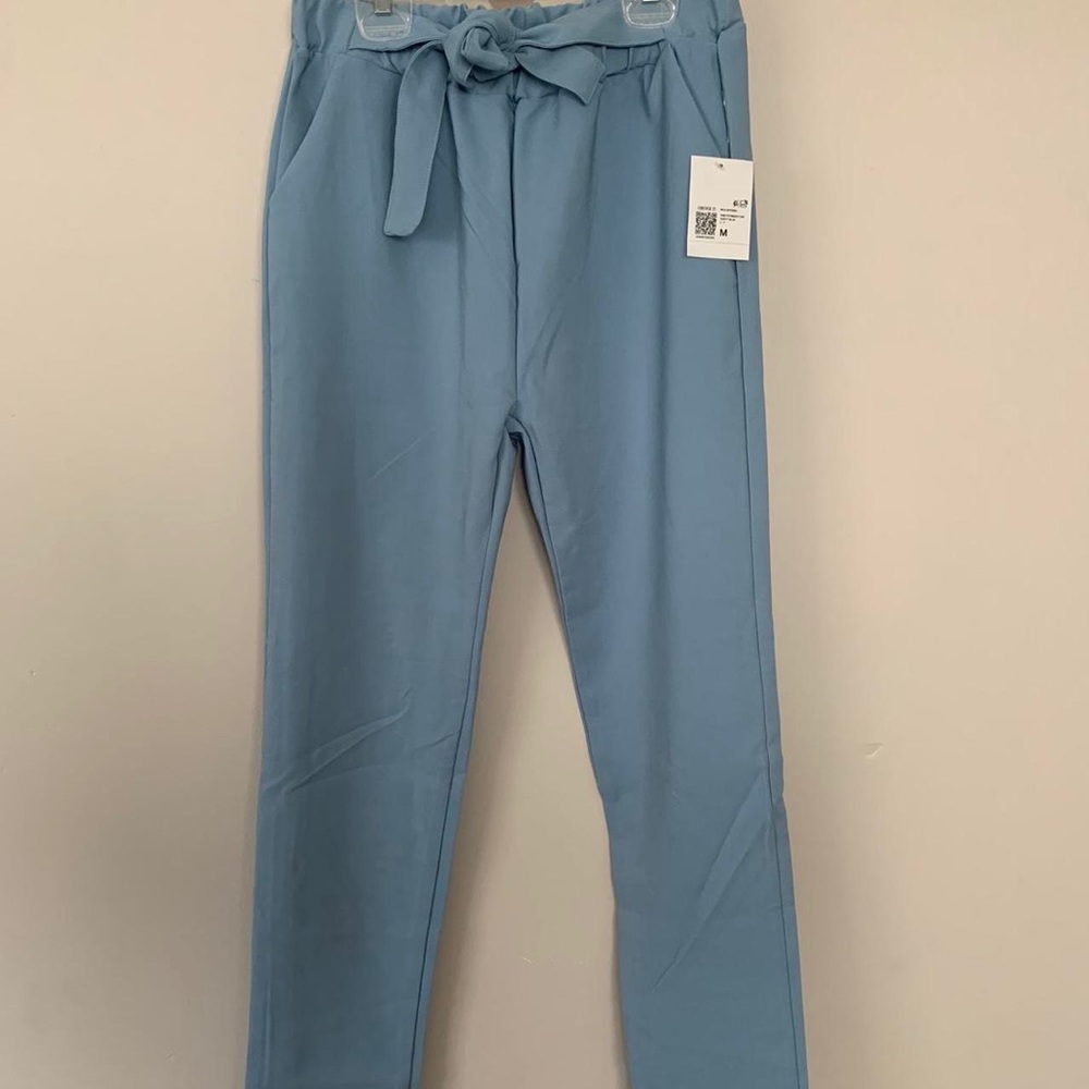 m forever 21 light blue dress pants
soft & tight fitted